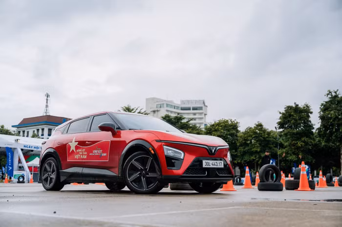 Thiết kế không lẫn vào đâu, VinFast VF 7 càng thêm sức hút nhờ giá bán "dễ xuống tiền"