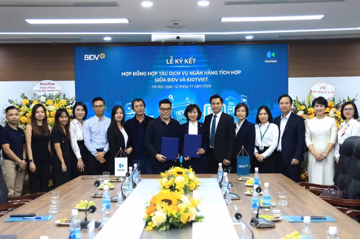 Bà Đỗ Thị Thanh Huyền, Giám đốc Ban Chính sách sản phẩm bán buôn BIDV và ông Đỗ Tuấn Anh Phó Tổng Giám đốc KiotViet ký kết thỏa thuận hợp tác 