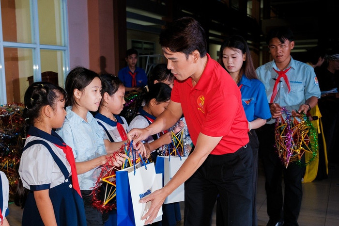 Sân trường rộn rã tiếng cười, những trò chơi sôi động, những bàn tay bé xíu khéo léo tô màu, vẽ nên bức tranh thơ trẻ, tô nên những ước mơ anh-07b.jpg
