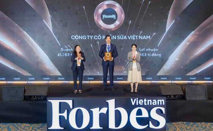 Ông Nguyễn Quốc Khánh, Giám đốc Điều hành Nghiên cứu và Phát triển Vinamilk nhận vinh danh Top 50 Công ty niêm yết tốt nhất Việt Nam