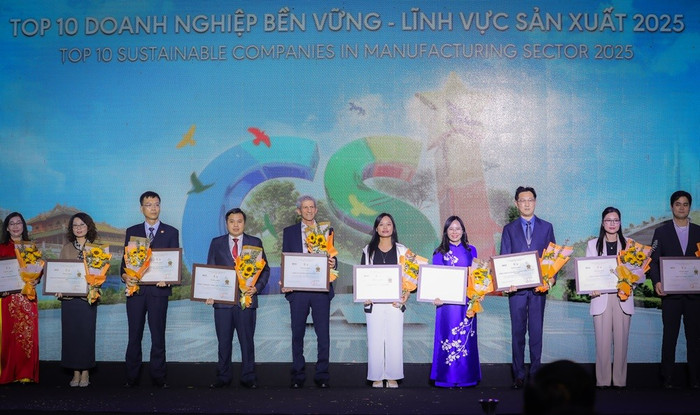 Ông Tal Cohen (thứ năm từ trái sang), đại diện ban lãnh đạo Tập đoàn TH nhận vinh danh top 10 Doanh nghiệp bền vững 2025