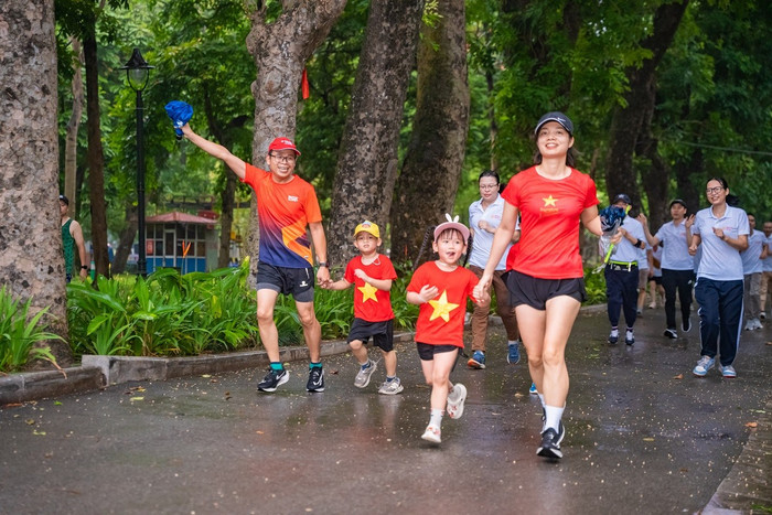 Khi là niềm vui cùng gia đình chinh phục thử thách chạy 2,8km hướng tới kỷ niệm 28 Ngày truyền thống tập đoàn trong sự kiện Key In Mei của ROX Key tại công viên Thống Nhất