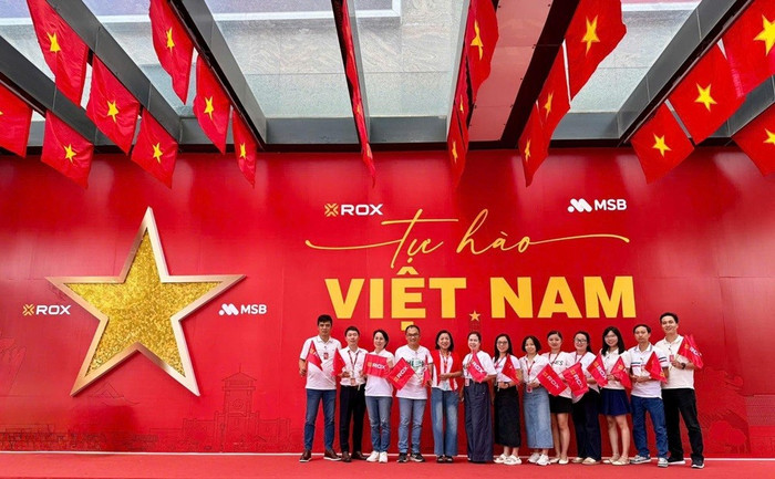 “Bức tường yêu nước” vừa là điểm hẹn check-in mới hấp dẫn vừa là nơi gắn kết con người trong một không gian chan chứa tình yêu dành cho Tổ quốc. Với vị trí thuận lợi trên đường Nguyễn Chí Thanh, ROX Tower trở thành điểm dừng chân tự nhiên cho những ai di chuyển tới khu vực Liễu Giai - Kim Mã xem sơ luyện, tổng duyệt có thể dừng chân, lưu lại những khoảnh khắc đáng nhớ m8.jpg