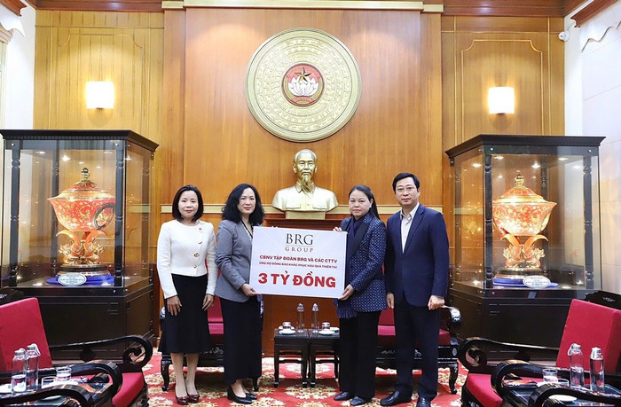 Bà Nguyễn Hoàng Yến, Phó Tổng Giám đốc Tập đoàn BRG đại diện trao tặng ủng hộ qua Ủy ban Trung ương Mặt trận Tổ quốc Việt Nam