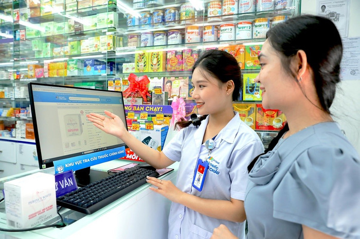 Dược sĩ Long Châu hướng dẫn khách tra cứu thông tin sản phẩm ngay tại nhà thuốc 6-2.jpg