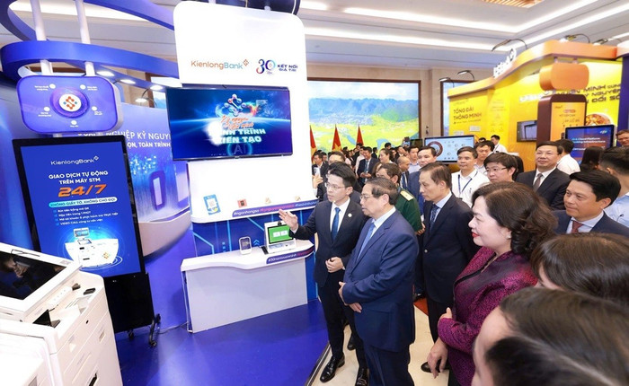 Ông Trần Ngọc Minh giới thiệu với Thủ tướng giải pháp Giao dịch viên AI đang được áp dụng tại ngân hàng a2-2.jpg