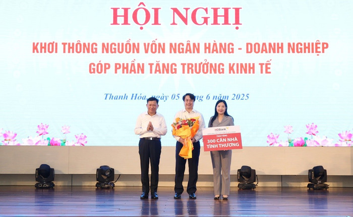 Ông Nguyễn Văn Hảo, Phó Tổng Giám đốc HDBank, trao tặng kinh phí xây dựng 300 căn nhà tình thương cho các hộ khó khăn tại tỉnh Thanh Hoá img-3803.jpg