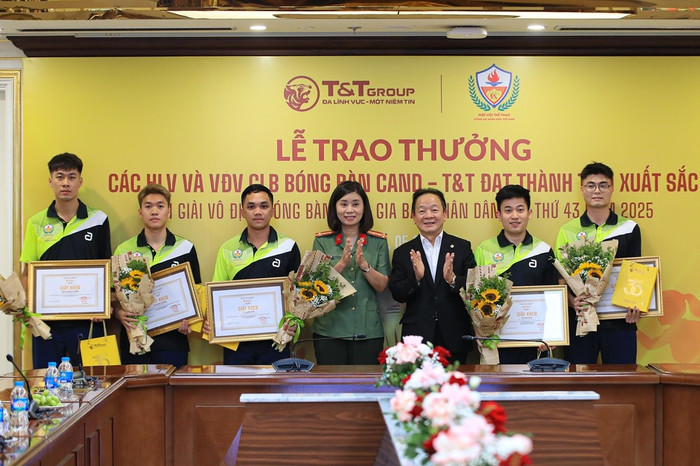 Ông Đỗ Quang Hiển, Nhà sáng lập, Chủ tịch Điều hành Tập đoàn T&T Group và Đại tá Nguyễn Thị Thúy Thanh, Phó Cục trưởng Cục Công tác Đảng và công tác chính trị , Bộ Công an, Phó Chủ tịch kiêm Tổng thư ký Hiệp hội Thể thao Công an nhân dân Việt Nam trao thưởng cho các vận động viên xuất sắc giành Huy chương Vàng
