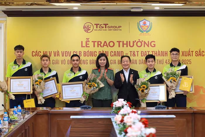 Ông Đỗ Quang Hiển, Nhà sáng lập, Chủ tịch Điều hành Tập đoàn T&T Group và Đại tá Nguyễn Thị Thúy Thanh, Phó Cục trưởng Cục Công tác Đảng và công tác chính trị , Bộ Công an, Phó Chủ tịch kiêm Tổng thư ký Hiệp hội Thể thao Công an nhân dân Việt Nam trao thưởng cho các vận động viên xuất sắc giành Huy chương Vàng