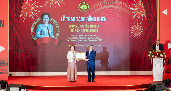 Ông Lại Xuân Môn, Uỷ viên Ban chấp hành Trung ương Đảng, Phó Trưởng ban Thường trực Ban Tuyên giáo và Dân vận Trung ương trao tặng Bằng khen cá nhân cho bà Nguyễn Thị Nga, Chủ tịch Tập đoàn BRG