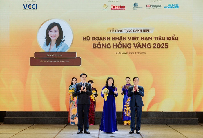 Phó Thủ tướng Chính phủ Mai Văn Chính và Chủ tịch VCCI Phạm Tấn Công trao danh hiệu Bông hồng vàng cho nữ doanh nhân Ngô Thu Hà, Tổng Giám đốc SHB