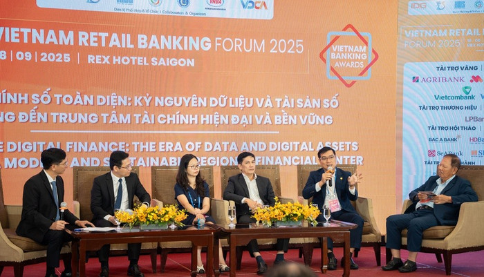 Ông Đàm Thế Thái, Phó Tổng Giám đốc HDBank tham gia thảo luận tại diễn đàn