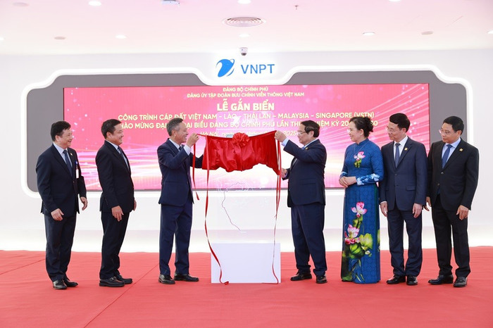 Nhân dịp này, Thủ tướng Phạm Minh Chính thực hiện nghi thức gắn biển Công trình cáp đất Việt Nam – Lào – Thái Lan – Malaysia – Singapore (VSTN) chào mừng Đại hội Đại biểu Đảng bộ Chính phủ lần thứ I, nhiệm kỳ 2025-2030 của Đảng bộ Tập đoàn VNPT img-9271.jpg