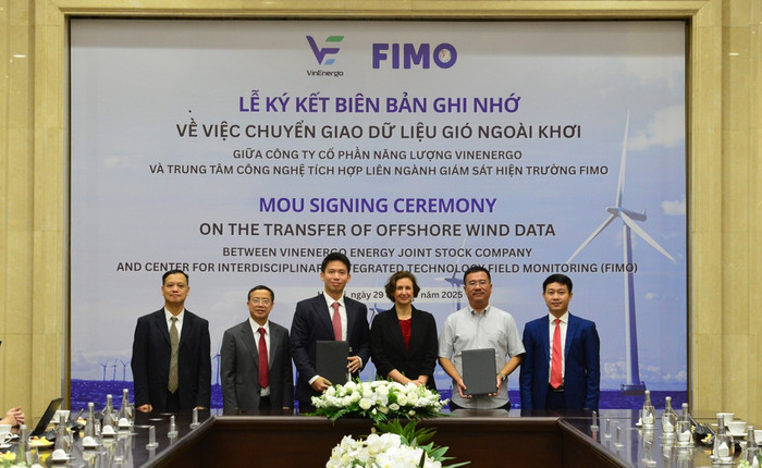 Ông Nguyễn Anh Khoa, Đại diện VinEnergo (thứ 3 từ trái sáng) và ông Bùi Hồng Quang, Giám đốc Trung tâm FIMO (thứ 2 từ phải sang) trao biên bản ghi nhớ hợp tác
