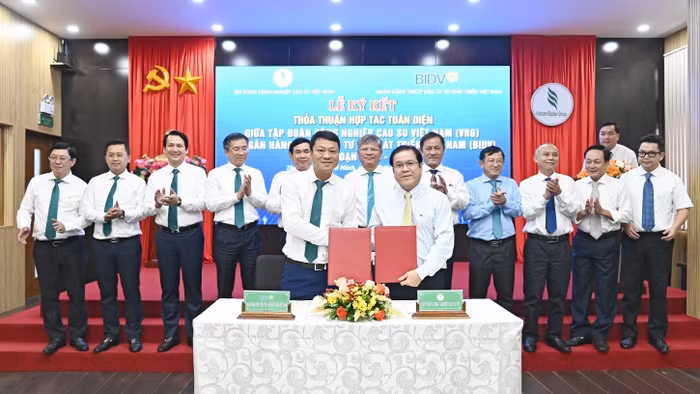 Ông Lê Ngọc Lâm, Tổng Giám đốc BIDV và ông Lê Thanh Hưng, Tổng Giám đốc VRG đại diện hai đơn vị ký kết thỏa thuận hợp tác toàn diện
