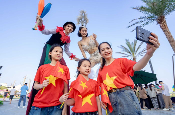 Những màn diễu hành mascot, trình diễn cà kheo tại Ice-Cream Fest gợi nhớ không khí carnival mùa hè tại những thành phố biển nổi tiếng thế giới