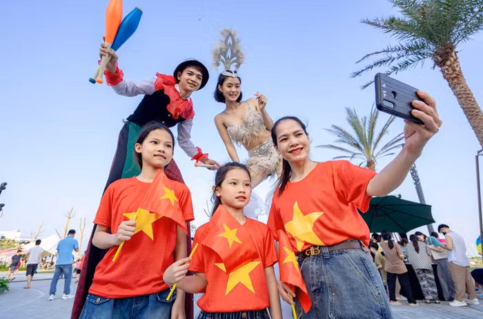 Những màn diễu hành mascot, trình diễn cà kheo tại Ice-Cream Fest gợi nhớ không khí carnival mùa hè tại những thành phố biển nổi tiếng thế giới