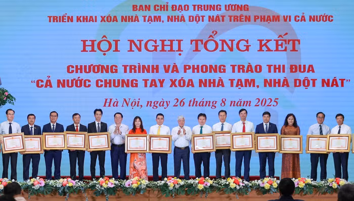 Phó Tổng Giám đốc SHB Ninh Thị Lan Phương (áo dài cam đỏ) đại diện ngân hàng nhận Bằng khen của Thủ tướng Chính phủ