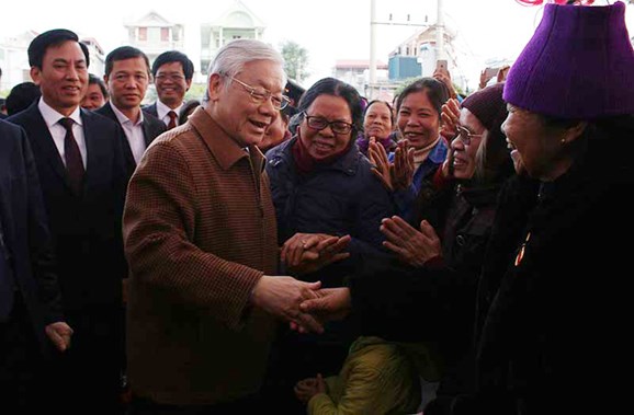 Tổng Bí thư Nguyễn Phú Trọng dâng hương tại Khu tưởng niệm Đồng chí Nguyễn Đức Cảnh