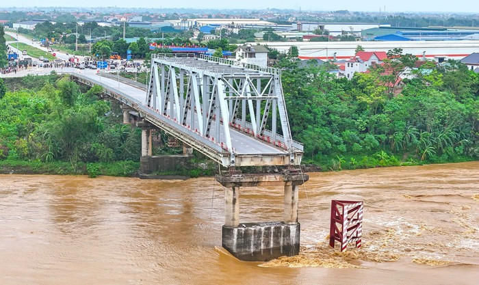 Cầu Phong Châu bị sập gây thiệt hại lớn về người và tài sản