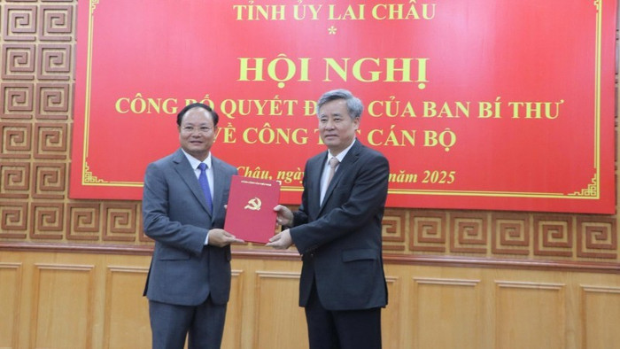 Đại diện Ban Tổ chức Trung ương trao quyết định cho đồng chí Lê Minh Ngân