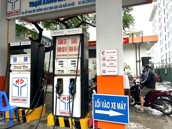 Giá xăng dầu tiếp tục điều chỉnh trái chiều