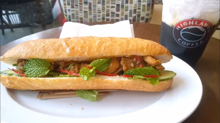 Ngoài đồ uống, Highlands Coffee còn cung cấp một số sản phẩm đồ ăn nhanh