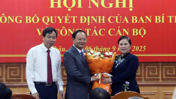 Lãnh đạo tỉnh Lai Châu tặng hoa chúc mừng tân Phó Bí thư Thường trực tỉnh Lai Châu nhiệm kỳ 2020-2025 image-6.jpg