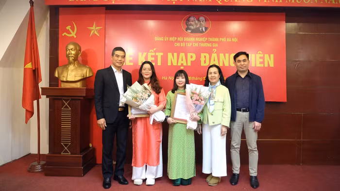 Đồng chí Nguyễn Ngọc Luân (ngoài cùng bên trái), đồng chí Nguyễn Thùy Dương và đồng chí Đặng Mạnh Hùng trao Quyết định Kết nạp Đảng viên mới và hoa chúc mừng các quần chúng ưu tú Nguyễn Thị Lan, Nguyễn Thùy Linh