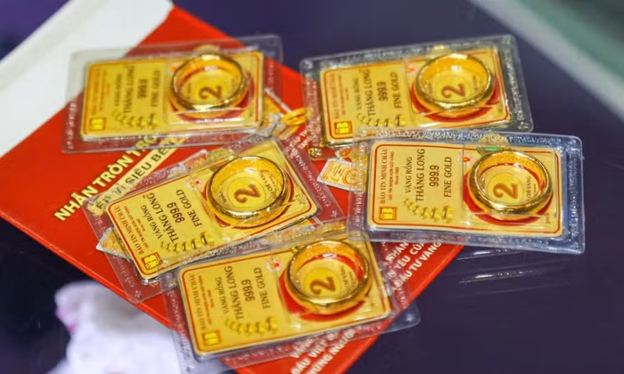 Giá vàng nhẫn tiếp tục tăng mạnh, vàng miếng "rớt giá" 300.000 đồng/lượng