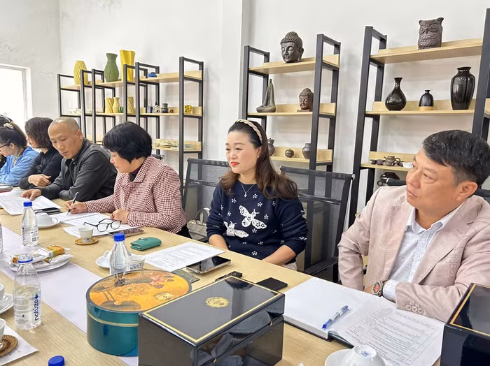 Bà Nguyễn Thị Thu Thuỷ, Phó Chủ tịch thường trực VACOD (áo xanh) và ban tổ chức thảo luận cùng các chuyên gia sẽ tham dự tọa đàm