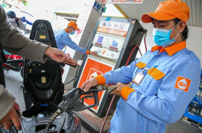 Giá xăng đồng loạt tăng cao, vượt mốc 20.000 đồng/lít