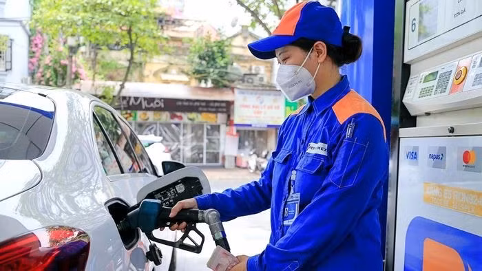Giá xăng, dầu điều chỉnh trái chiều