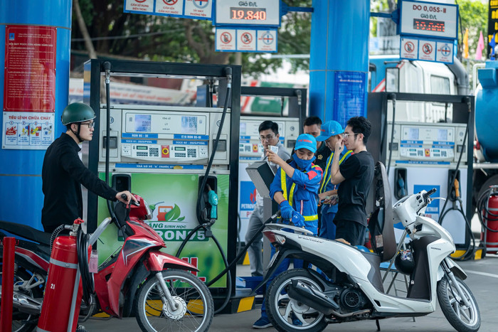 Giá xăng quay đầu tăng, giá dầu giảm