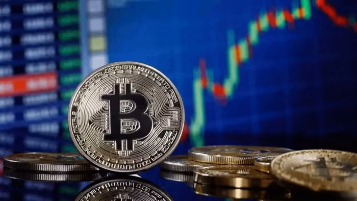 Bitcoin giảm mạnh, Ethereum có dấu hiệu bứt phá "vượt mặt"