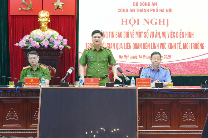 Đồng chí Thiếu tướng Dương Đức Hải, Phó Giám đốc Công an thành phố phát biểu tại hội nghị