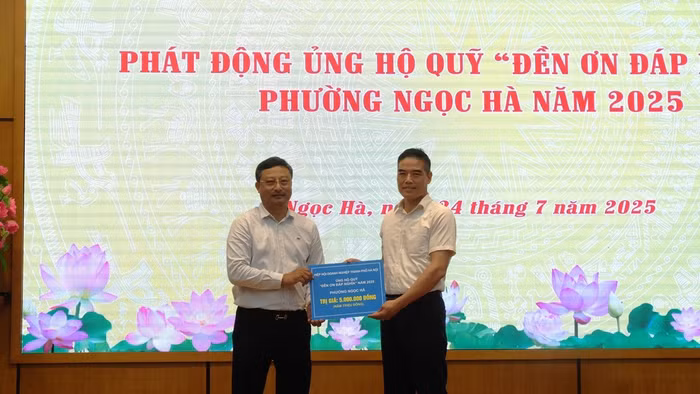 Ông Nguyễn Ngọc Luân, Bí thư Đảng ủy, Chánh văn phòng Hiệp hội Doanh nghiệp thành phố Hà Nội - HBA (bên phải) trao phần quà của HBA vào Quỹ "Đền ơn đáp nghĩa” năm 2025 của phường Ngọc Hà