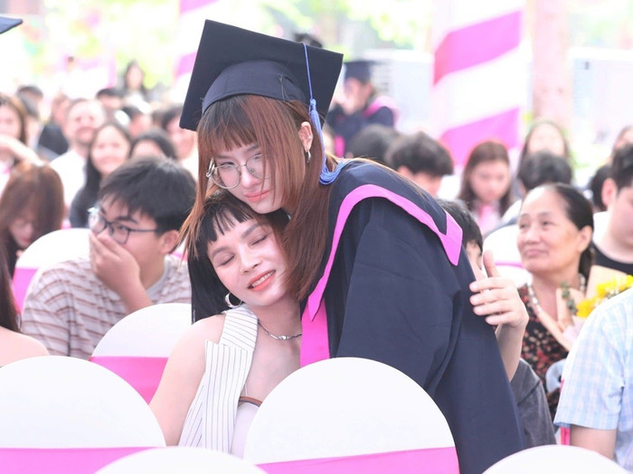 Nguyễn Thùy Gia Hân, học sinh đạt học bổng 50% Đại học Debrecen (Hungary), bày tỏ lòng cảm ơn tới mẹ tại lễ tốt nghiệp po2.jpg