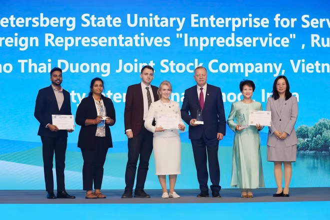 Bà Nguyễn Thị Hương Liên, CEO Công ty Cổ phần Sao Thái Dương nhận giải thưởng Chất lượng Xuất sắc châu Á – Thái Bình Dương 2025