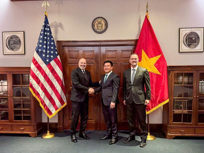 Trong cuộc đàm phán cùng lúc, Bộ trưởng Bộ Thương mại Hoa Kỳ Howard Lutnick và Đại sứ Jamieson Greer, Trưởng Đại diện Thương mại Hoa Kỳ đánh giá cao thiện chí, nỗ lực của Việt Nam trong đàm phán và cơ bản thống nhất với những ý tưởng mà Bộ trưởng Nguyễn Hồng Diên đưa ra Trong cuộc đàm phán cùng lúc, Bộ trưởng Bộ Thương mại Hoa Kỳ Howard Lutnick và Đại sứ Jamieson Greer, Trưởng Đại diện Thương mại Hoa Kỳ đánh giá cao thiện chí, nỗ lực của Việt Nam trong đàm phán và cơ bản thống nhất với những ý tưởng mà Bộ trưởng Nguyễn Hồng Diên đưa ra