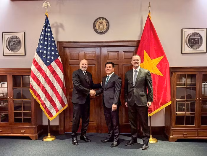 Trong cuộc đàm phán cùng lúc, Bộ trưởng Bộ Thương mại Hoa Kỳ Howard Lutnick và Đại sứ Jamieson Greer, Trưởng Đại diện Thương mại Hoa Kỳ đánh giá cao thiện chí, nỗ lực của Việt Nam trong đàm phán và cơ bản thống nhất với những ý tưởng mà Bộ trưởng Nguyễn Hồng Diên đưa ra