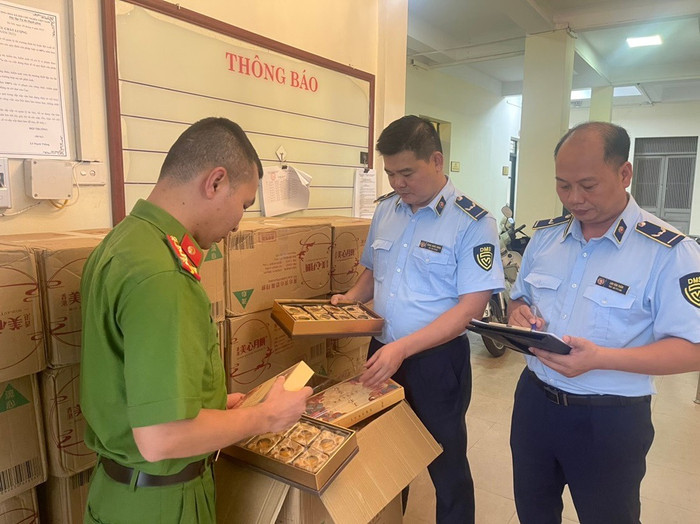 Hà Nội truy quét bánh trung thu không đảm bảo an toàn vệ sinh, đồ chơi độc hại