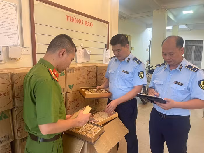 Hà Nội truy quét bánh trung thu không đảm bảo an toàn vệ sinh, đồ chơi độc hại