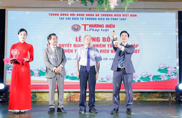 Nguyên Bộ trưởng Bộ Thông tin và Truyền thông Lê Doãn Hợp, Chủ tịch Hội Nghệ nhân và Thương hiệu Việt Nam Lê Ngọc Dũng và Tân Tổng Biên tập Cảnh Chi Tuyên khai tiệc tại buổi lễ khai-tiec.jpg