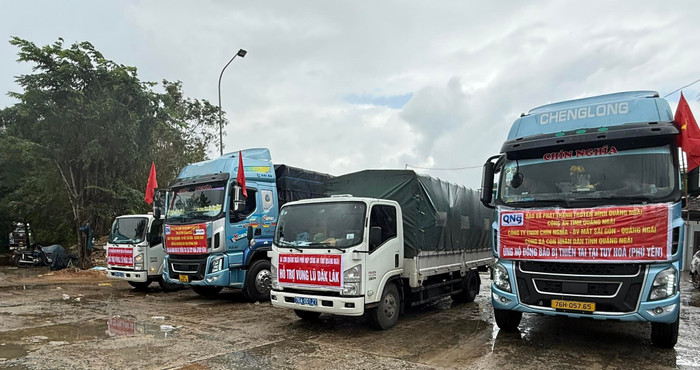 Một trong những đoàn xe thiện nguyện về vùng lũ của Chín Nghĩa