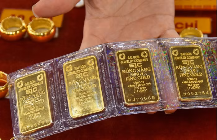 Vàng miếng SJC cán mốc 122 triệu đồng/lượng, cao nhất 30 ngày qua