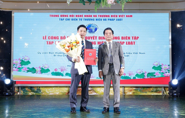 TS Lê Ngọc Dũng, Ủy viên Ủy ban Trung ương Mặt trận Tổ quốc Việt Nam, Chủ tịch Hội Nghệ nhân và Thương hiệu Việt Nam trao Quyết định bổ nhiệm nhà báo Cảnh Chi Tuyên giữ chức vụ Tổng Biên tập Tạp chí điện tử Thương hiệu và Pháp luật