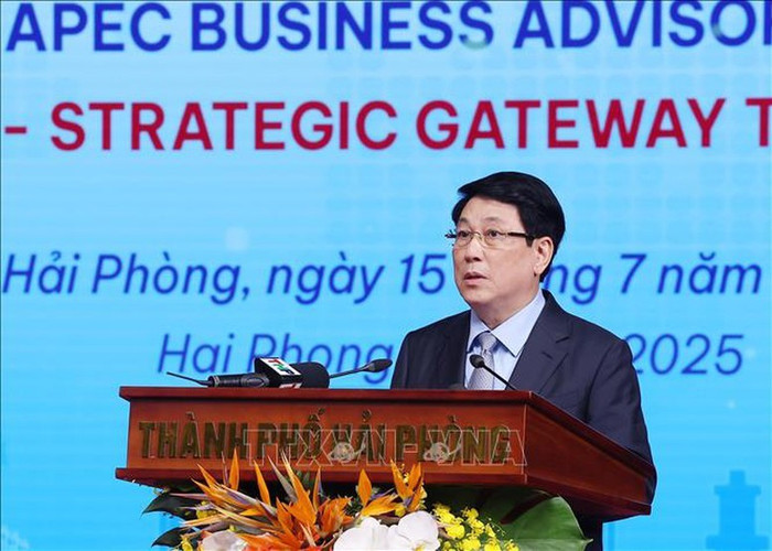 Chủ tịch nước Lương Cường phát biểu tại hội nghị. Ảnh: TTXVN vnapotalchutichnuocduhoinghixuctiendautuhaiphong-diemdenchienluoccuakynguyenmoistand-1752578856502203989870.jpg