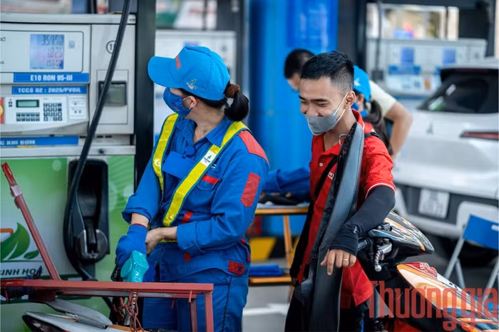 Giá xăng tăng, RON 95 vượt mức 20.000 đồng/lít