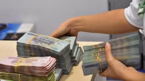 Dòng tiền đổi hướng trong sóng lãi suất, ngân hàng trở lại tâm điểm hút vốn